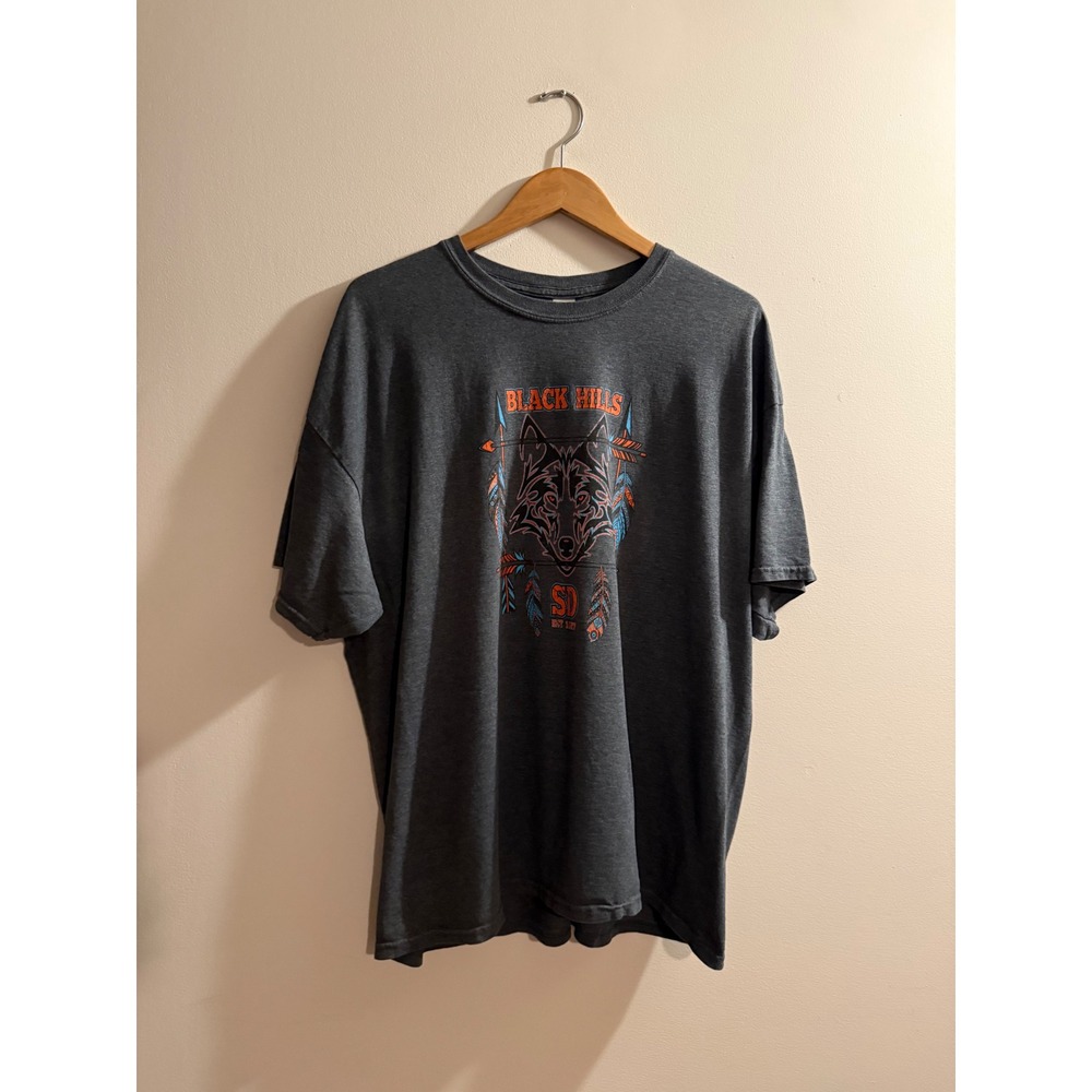 Black Hills South Dakota Wolf Graphic T-Shirt Mens 2XL Charcoal Gray SD